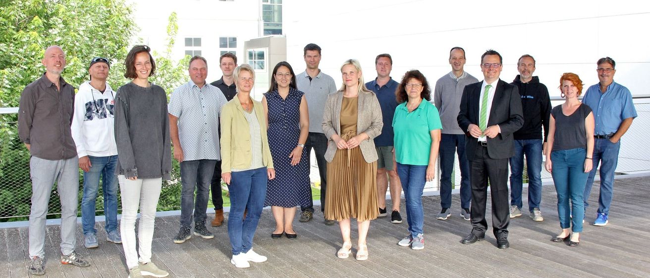 Bild enthält, People, Person, Pants, Groupshot, Jeans, Shorts, Adult, Male, Man, Coat