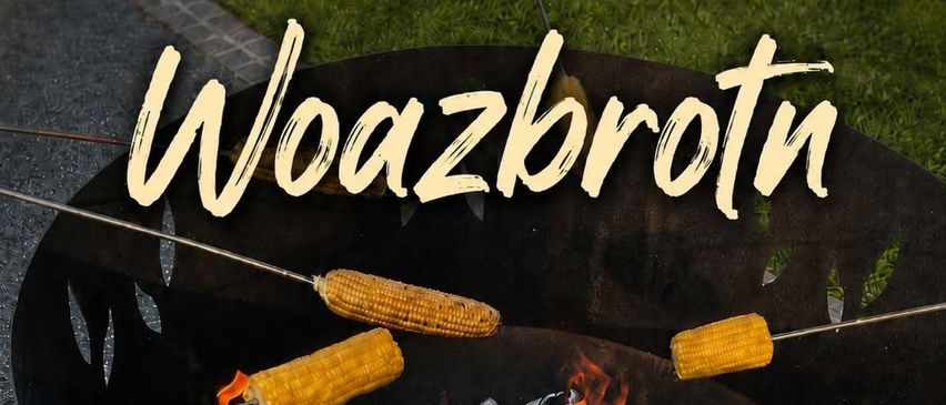 Eine Werbung für ein Maiskolben-Event im Steyr 15er Club am 21. August um 17:00 Uhr. Maiskolben auf Stöcken werden über offenem Feuer gegrillt.