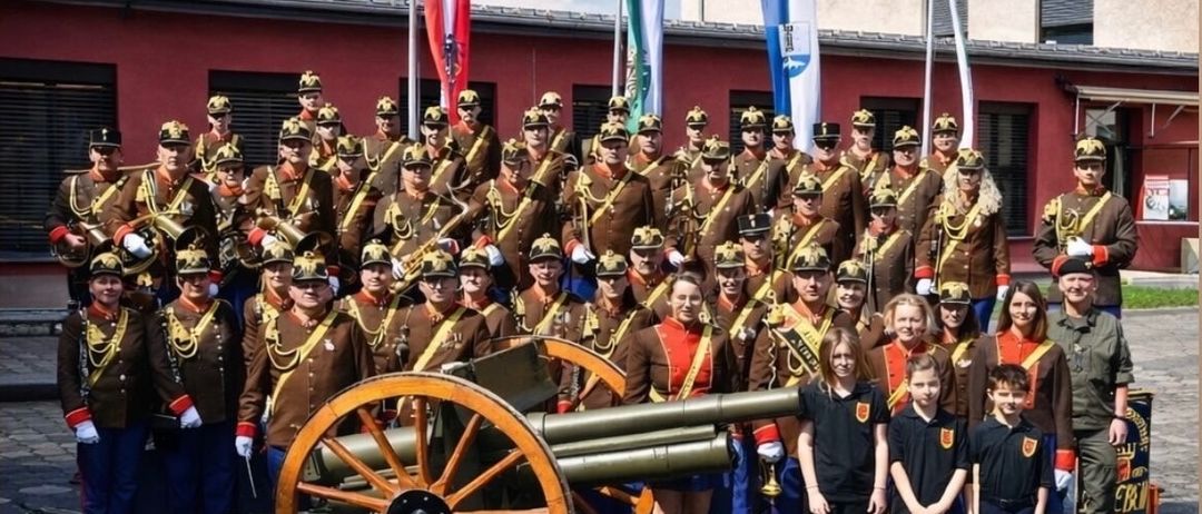 Einladung zum Vatertagskonzert am 14. Juni 2026 um 16:30 mit einer Gruppe Militärangehöriger und Kindern in Uniform.