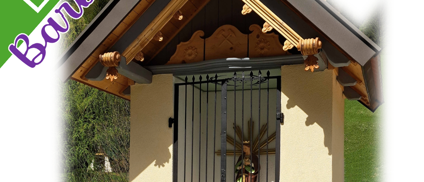 Plakat mit einer Kapelle auf einem Rasenfeld. Die Kapelle ist mit einer Statue eines Heiligen, Blumen und einer weißen Taube auf dem Dach verziert.