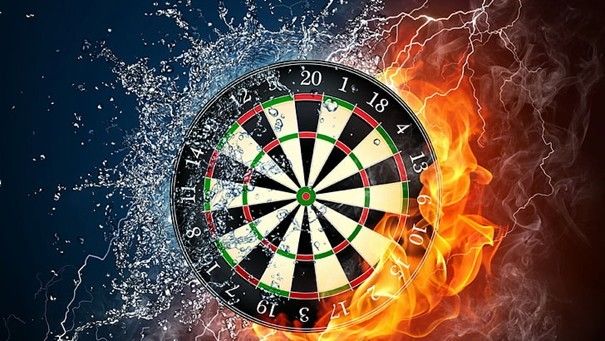 Ein Dartboard mit den Zahlen 1 bis 20 wird von Wasser umspritzt und von Feuer und Blitz umgeben.