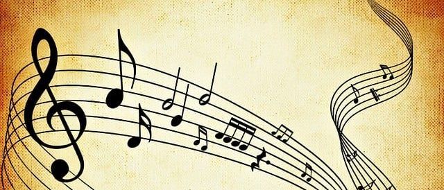 Ein Vintage-Hintergrund mit Musiknoten und einem prominenten Violinschlüssel. Die Noten schweben in einem welligen Muster auf einem strukturierten Hintergrund.