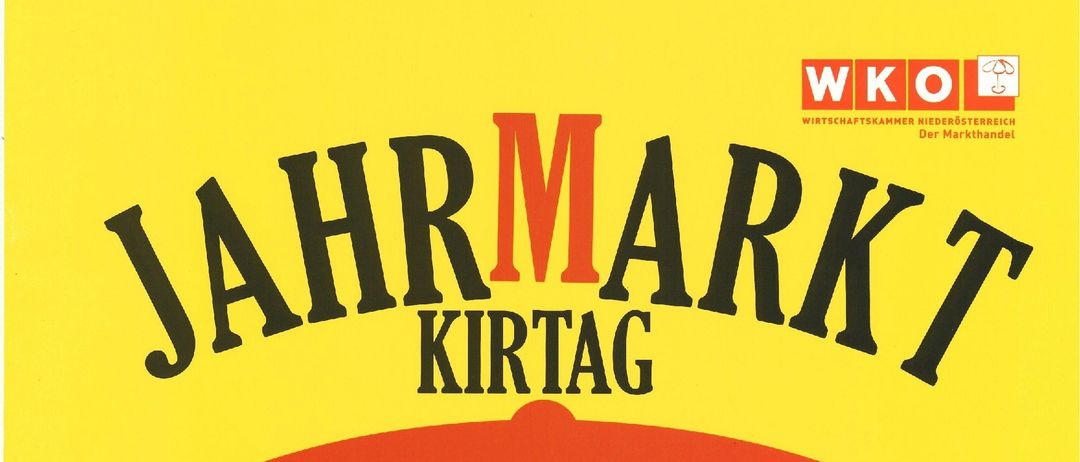 Ein gelbes Plakat für die 'Jahrmarkt Kirtag' zeigt einen roten Regenschirm mit einer Website-Adresse unten. Das Wort 'Jahrmarkt' ist in Schwarz und Rot geschrieben, während 'Kirtag' in Rot ist. Der Hintergrund ist gelb, und die Buchstaben 'WK' erscheinen in der oberen rechten Ecke.