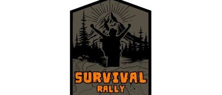 Ein sechseckiges Abzeichen zeigt eine Person mit erhobenen Armen vor einem Berg mit Bäumen und einer Sonne im Hintergrund. Der Text 'SURVIVAL RALLY' ist in Orange dargestellt.