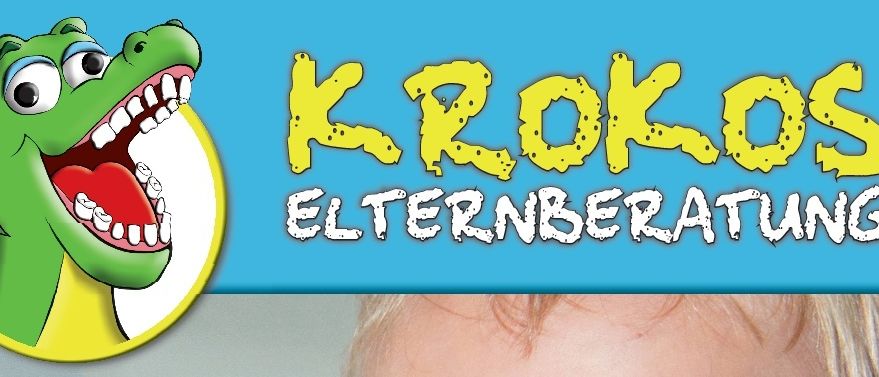 Ein Plakat mit einem karikaturischem Dinosaurier und einem Baby, das Zähne putzt. Der Text lautet 'Kroko und der Zahnarzt kommen in Ihre Mutter-Elternberatungsstelle!' Das Datum ist der 4. November 2025, um 11:30 Uhr, in Raum 2 des Volksschulgebau-Gebäudes.