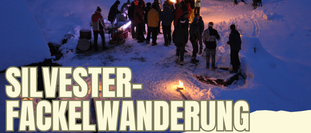 Plakat für eine Silvester-Fackelwanderung zur Holzernen Kirche. Start um 14.00 Uhr, Treffpunkt Haslaustube. Organisiert von Schwarzenbacher Sportverein, Familie Wehrberger und Gruber. Jetzt anmelden!