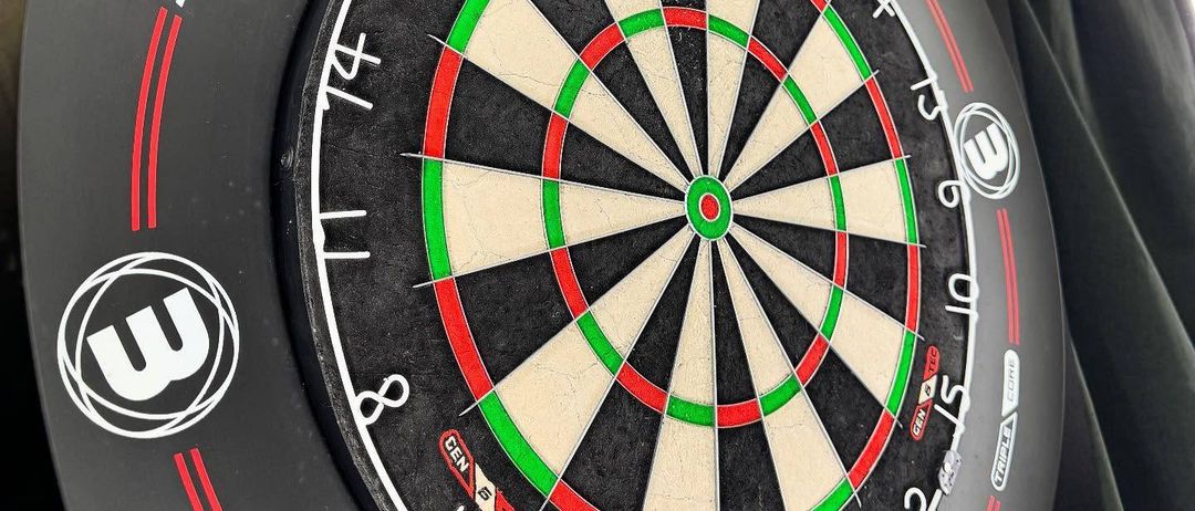 Nahaufnahme eines schwarzen Dartboards mit grünen, roten und weißen Markierungen. Das Wort Stealth befindet sich auf der linken Seite des Boards.