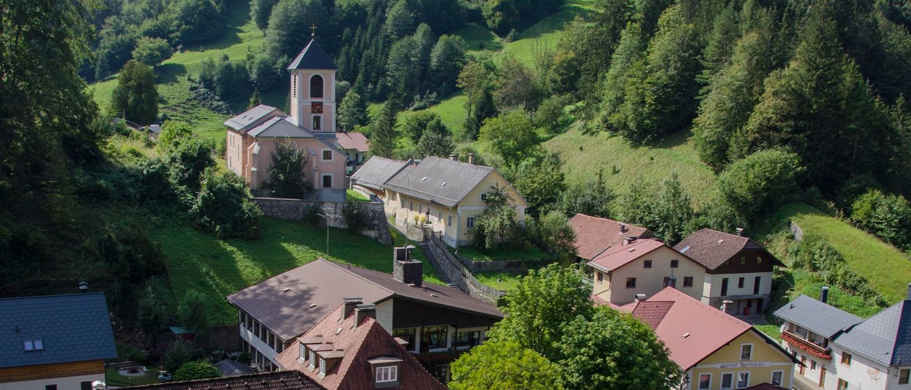 Bild enthält, Building, Outdoors, Housing, House, Roof, Road, Car, Nature, Neighborhood