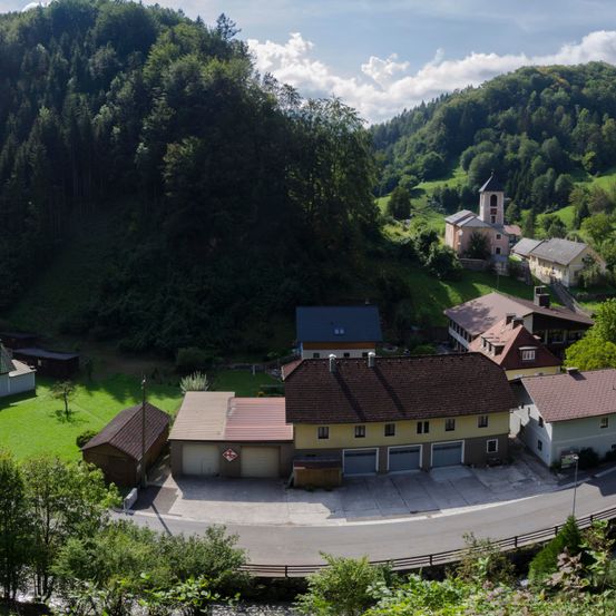 Bild enthält, Outdoors, Architecture, Building, Housing, Nature, House, Countryside, Rural, Village, Aerial View