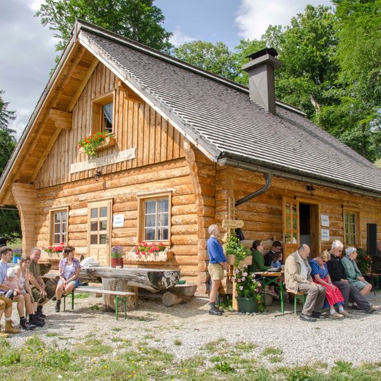 Bild enthält, Building, Housing, House, Cabin, Log Cabin, Person, Clothing, Shorts, Footwear, Shoe