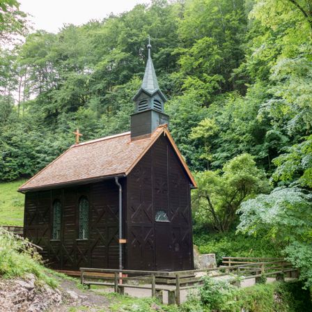 Bild enthält, Architecture, Building, Cottage, House, Housing, Cabin, Cabin In The Woods