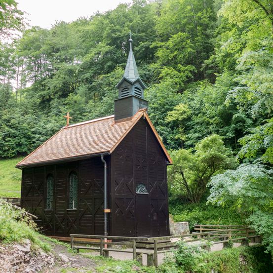 Bild enthält, Architecture, Building, Cottage, House, Housing, Cabin, Cabin In The Woods