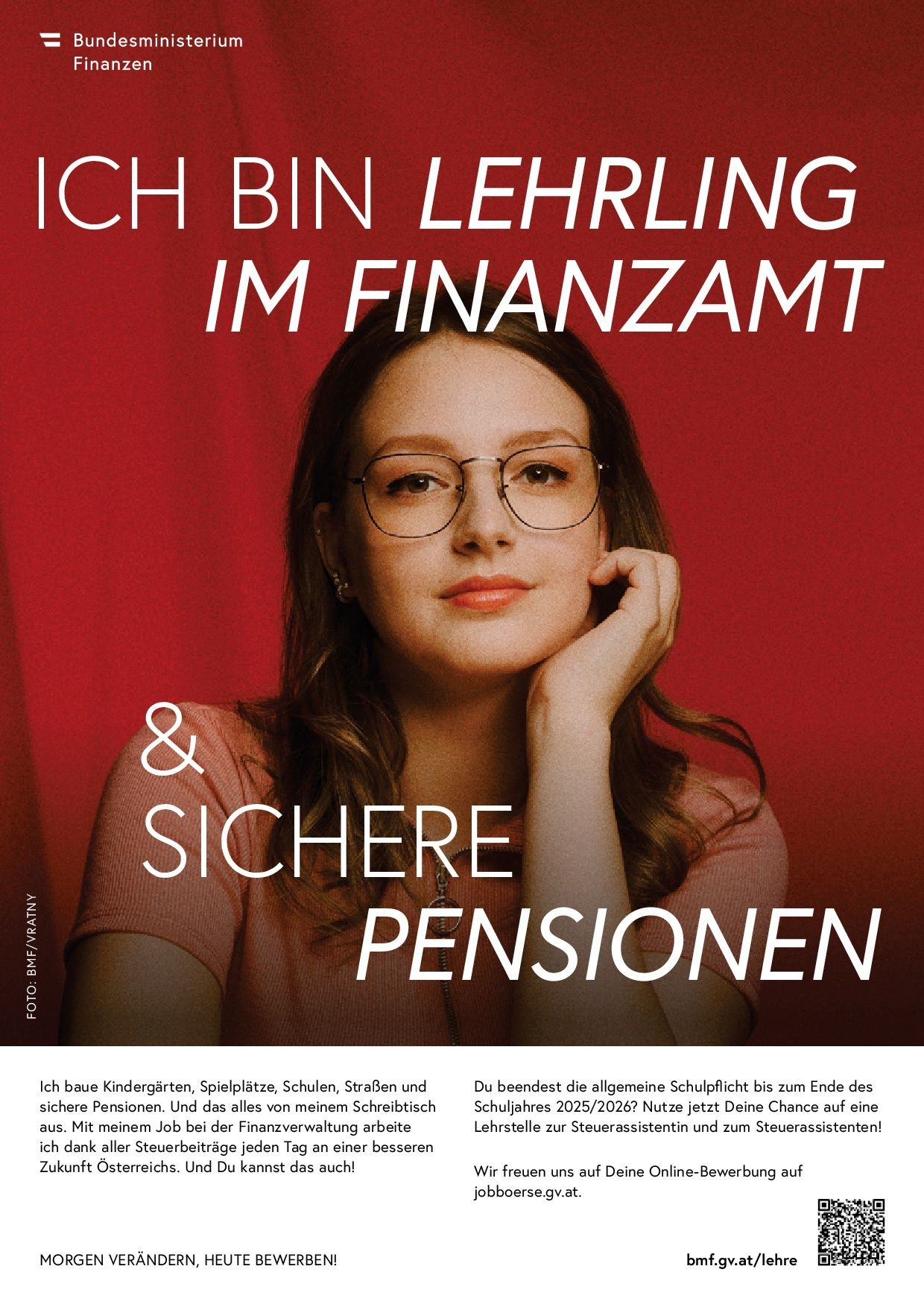 Ein Werbeplakat für Ausbildungen im Finanzamt zeigt eine Frau mit Brille, die leicht lächelt, vor einem roten Hintergrund. Der Text 'Ich bin Lehrling im Finanzamt & Sichere Pensionen' deutet auf einen Fokus auf Ausbildungen im Finanzamt und sichere Pensionen hin.