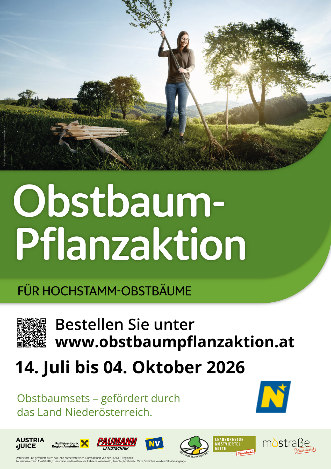 Eine Anzeige für Obstbaumpflanzung mit grünem Hintergrund. Eine Person pflanzt einen Baum mit einer Schaufel. Bestellen Sie Obstbaumsets vom 14. Juli bis 4. Oktober 2026.