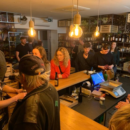 Bild enthält, Pub, Adult, Male, Man, Person, Bar Counter, Female, Woman, Face, Restaurant