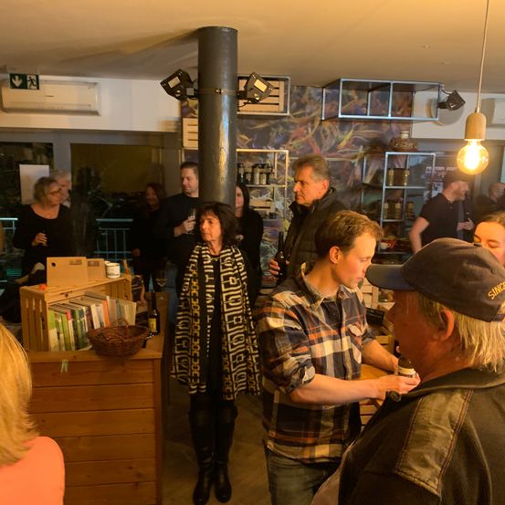 Bild enthält, Plywood, Wood, Restaurant, Pub, Cafeteria, Bar Counter, Food Court, Person, Adult, Man