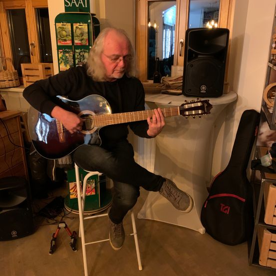 Bild enthält, Guitar, Musical Instrument, Floor, Flooring, Adult, Male, Man, Person, Wood, Electric Guitar