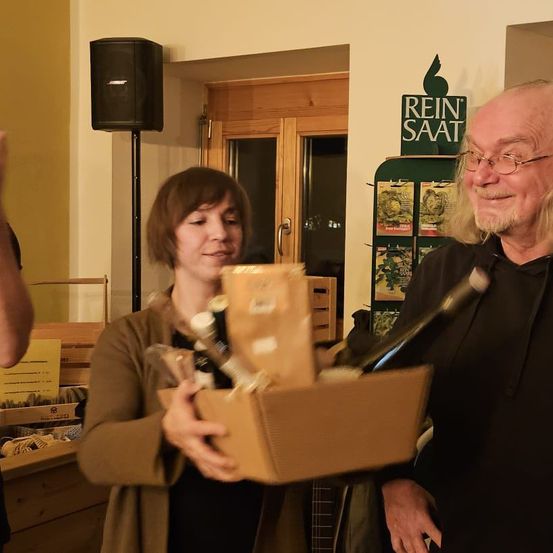 Bild enthält, Box, Adult, Male, Man, Person, Speaker, Cardboard, Carton, Glasses, Package Delivery