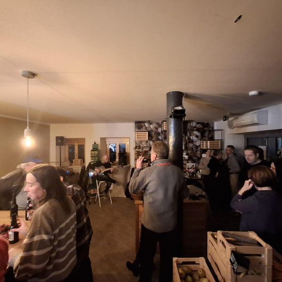 Bild enthält, Adult, Female, Person, Woman, Urban, Dining Room, Male, Man, Child, Girl