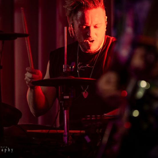 Bild enthält, Concert, Person, Adult, Male, Man, Drummer, Music, Musician, Performer, Face