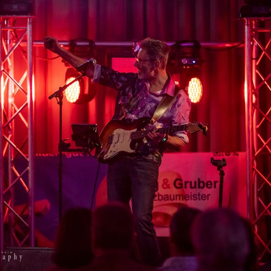 Bild enthält, Concert, Crowd, Person, Stage, Guitar, Lighting, Guitarist, Adult, Female, Woman