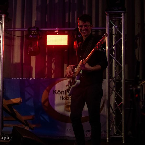 Bild enthält, Concert, Crowd, Person, Adult, Male, Man, Guitar, Musical Instrument, Guitarist, Electric Guitar