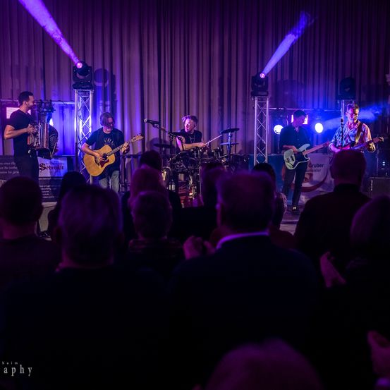 Bild enthält, Concert, Crowd, Person, Stage, Lighting, Adult, Female, Woman, Male, Man