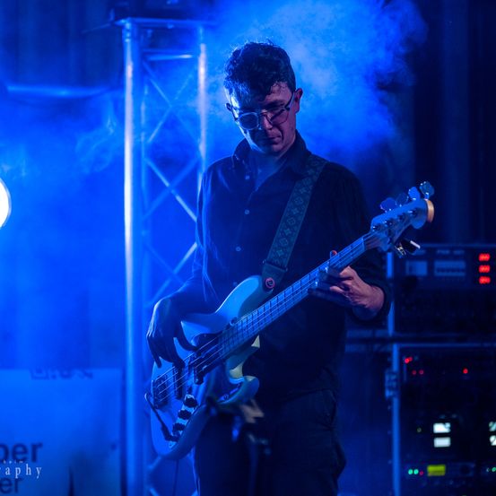 Bild enthält, Concert, Crowd, Person, Guitar, Adult, Male, Man, Lighting, Electric Guitar, Face
