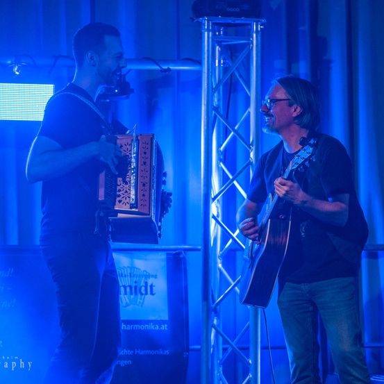 Bild enthält, Concert, Person, Adult, Male, Man, Stage, Lighting, Guitar, Musical Instrument, Group Performance