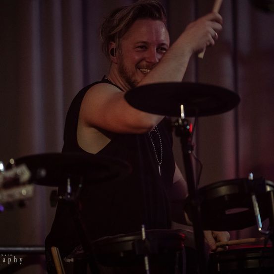 Bild enthält, Adult, Female, Person, Woman, Drummer, Music, Musical Instrument, Musician, Performer, Concert