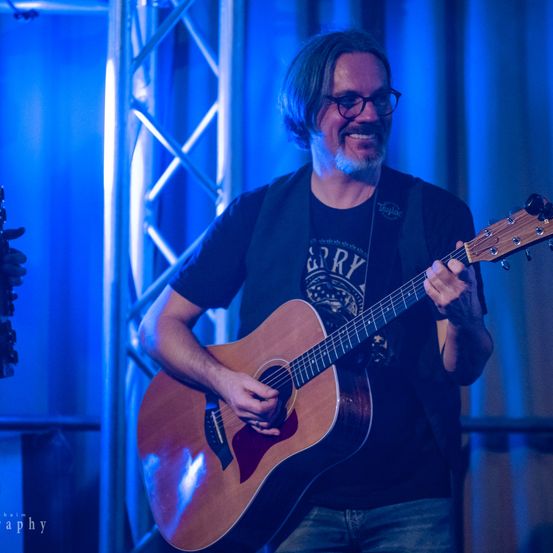 Bild enthält, Guitar, Musical Instrument, Adult, Male, Man, Person, Solo Performance, Guitarist, Concert, Face