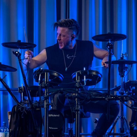 Bild enthält, Adult, Male, Man, Person, Concert, Drummer, Music, Musician, Performer, Solo Performance