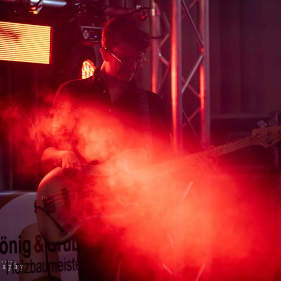 Bild enthält, Concert, Crowd, Person, Guitar, Lighting, Adult, Male, Man, Light, Face