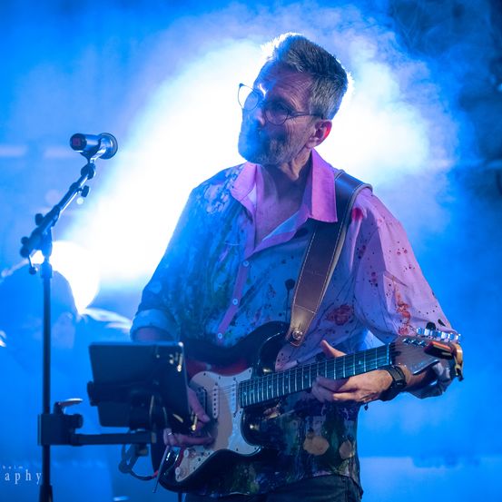 Bild enthält, Concert, Crowd, Person, Adult, Male, Man, Guitar, Electric Guitar, Solo Performance, Guitarist