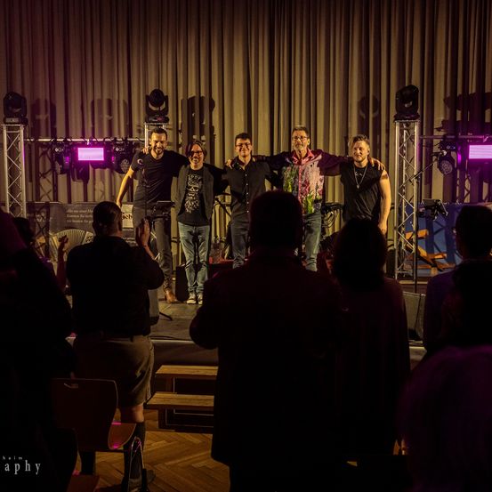 Bild enthält, Stage, Concert, Crowd, Person, Adult, Male, Man, Group Performance, Lighting, Theater