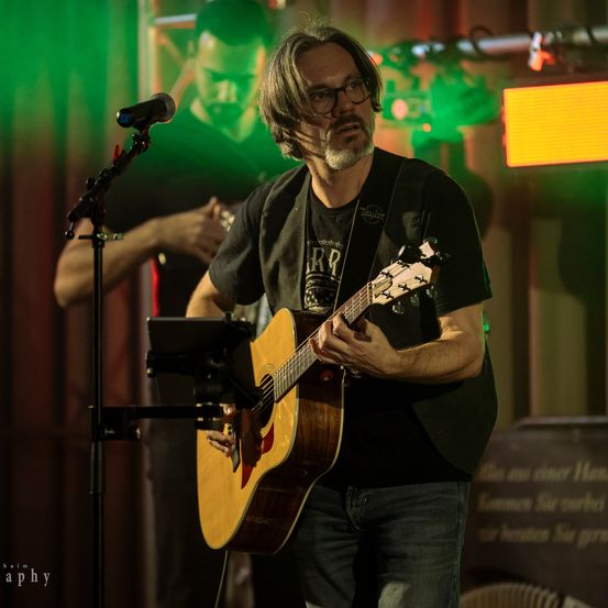 Bild enthält, Concert, Crowd, Person, Adult, Male, Man, Guitar, Guitarist, Microphone, Face