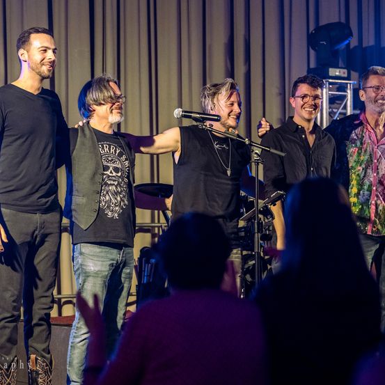 Bild enthält, Stage, Group Performance, Music Band, Person, Adult, Male, Man, Concert, Boy, Child