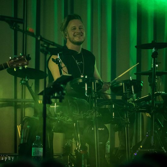 Bild enthält, Concert, Crowd, Person, Guitar, Musical Instrument, Face, Group Performance, Performer, Music, Musician