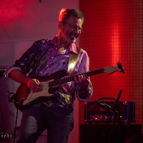 Bild enthält, Concert, Crowd, Person, Electric Guitar, Guitar, Musical Instrument, Adult, Male, Man, Guitarist