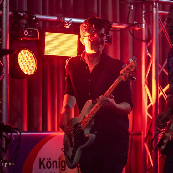 Bild enthält, Concert, Person, Guitar, Musical Instrument, Adult, Male, Man, Electric Guitar, Lighting, Face