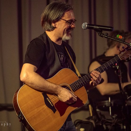 Bild enthält, Microphone, Concert, Person, Guitar, Musical Instrument, Adult, Male, Man, Guitarist, Face