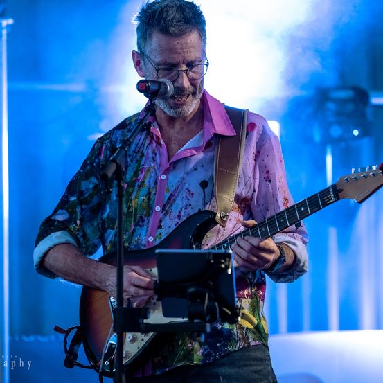Bild enthält, Concert, Crowd, Person, Adult, Male, Man, Guitar, Electric Guitar, Microphone, Guitarist
