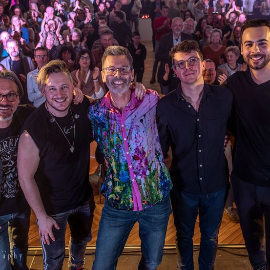 Bild enthält, Urban, Jeans, People, Person, Adult, Male, Man, Face, Shoe, Crowd