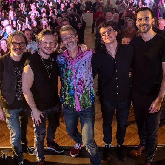 Bild enthält, People, Person, Urban, Jeans, Adult, Male, Man, Shoe, Face, Crowd