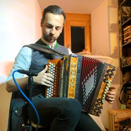 Matthias spielt auf seiner steirischen Schmidt Harmonika