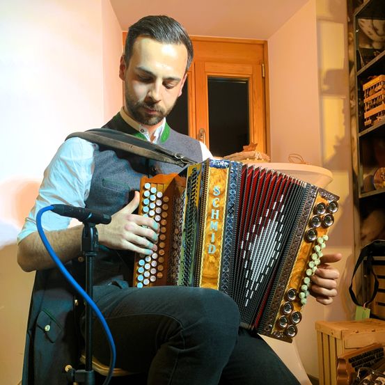 Matthias spielt auf seiner steirischen Schmidt Harmonika