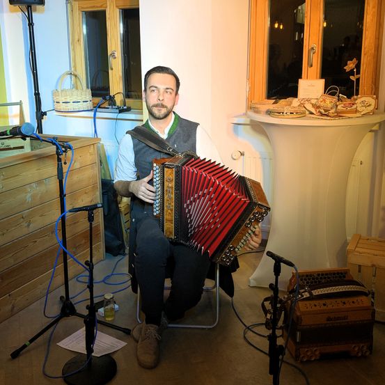 Matthias spiel voll konzentriert auf seiner Steirischen