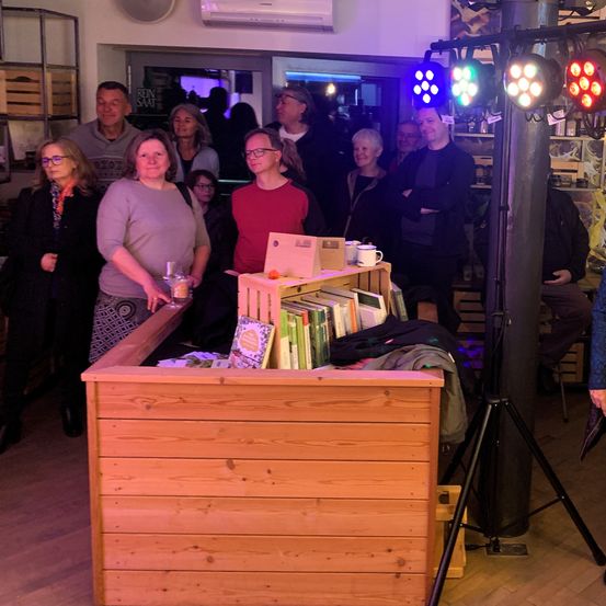 Das zahlreiche Publikum lauscht Matthias Anhofer