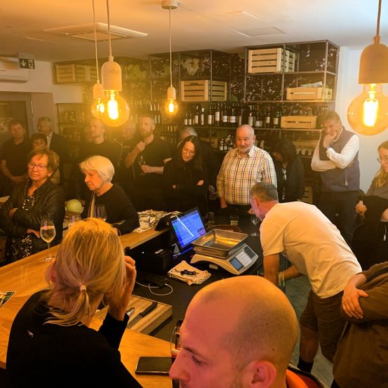 Viel Publikum in Gundi´s Laden zum zweiten Teil der tiny shop conerts