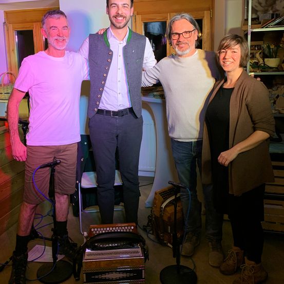 Die Veranstalter Michele, Jason und Rudi mit dem Musiker "Matthias Anhofer"